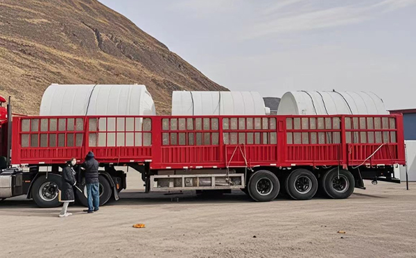 广河塑料桶装车完毕准备运输中