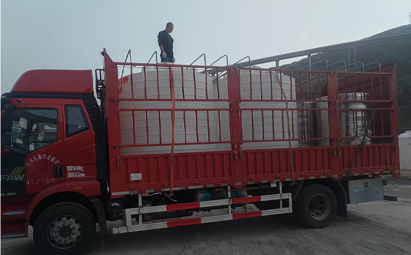 广河立式运输桶安排发货现场